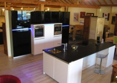 Cuisine-laqué-Blanc-et-noir-Meubles-Barbier