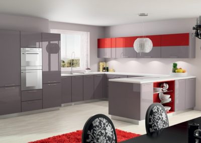 Cuisine-laqué-taupe-et-rouge